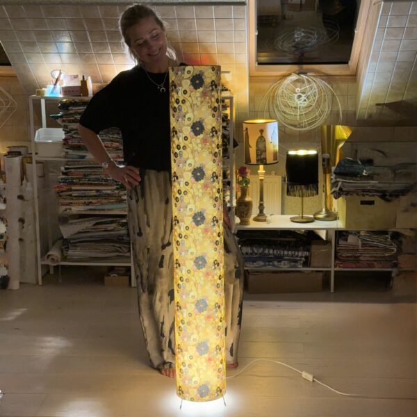 Klimt-Inspired 1.35 m (53 in) Tall Floral Floor Lamp – Freestanding & Gold Glow